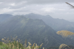 山峦云雾间的自然美景
