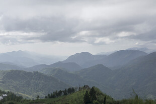 云雾缭绕的连绵山峦