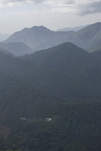 山峦叠翠的壮阔自然景观