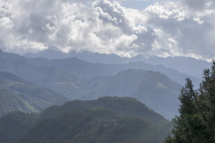 山峦云海间的自然景致