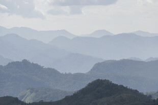 山峦叠嶂的壮阔自然景观