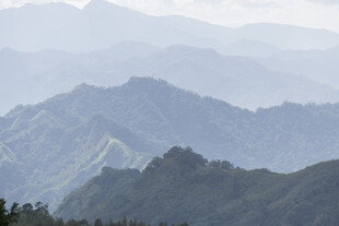山峦叠嶂的壮美自然景观