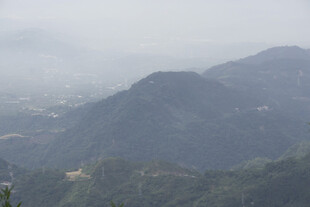 雾中群山美景