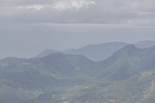 山峦叠翠的自然美景