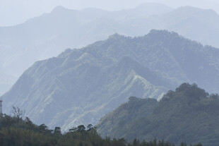 山峦叠翠的自然美景