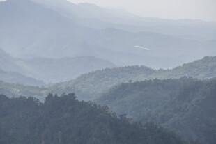 山峦叠翠的壮美自然景观