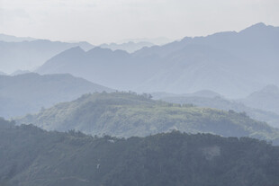 山峦叠嶂的朦胧自然美景
