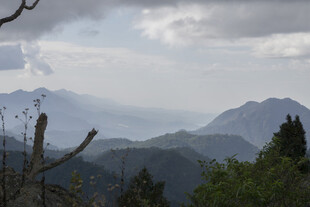 山峦云雾间的自然景致