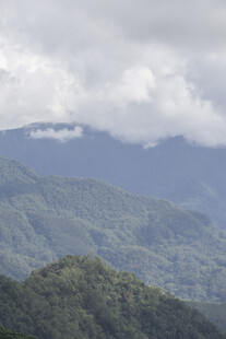 山峦云雾间的自然美景