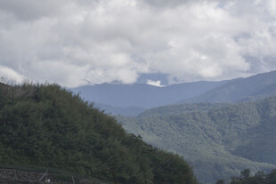 山间云雾缭绕的秀丽景致