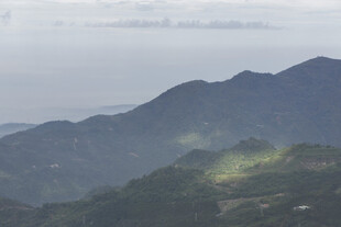山间光影下的秀丽山峦
