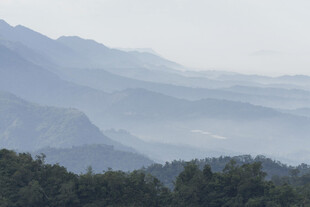 山峦叠翠间的朦胧美景