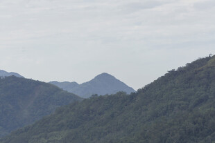 青山连绵的壮阔自然景观