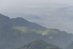 山间晨雾中的光影山峦