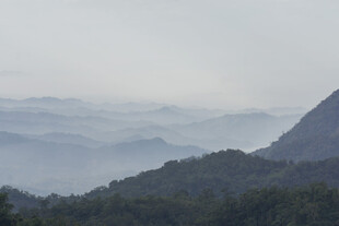 山峦云雾间的自然景致