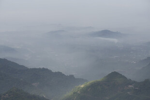 云雾缭绕的山峦美景