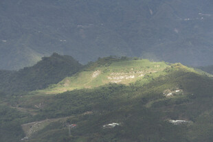 山间光影下的翠绿山峦