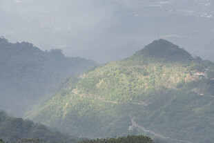 山间云雾缭绕的翠绿山峦