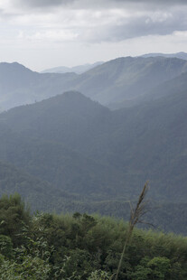 山峦云雾间的自然景致