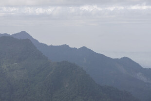 山峦云海间的壮美风光