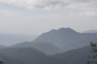 山峦叠嶂的壮阔自然景观
