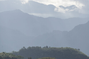 云雾缭绕的山峦美景