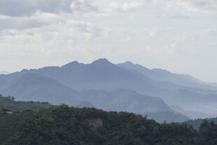 山峦叠翠的自然美景