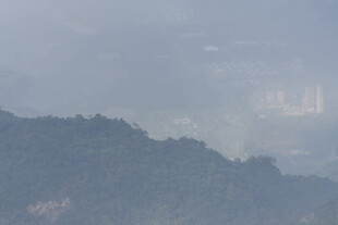 山间雾景远眺城市轮廓