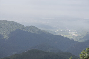 山峦远眺 雾霭中的城市风光