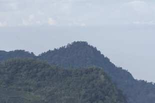 青山连绵的壮阔自然景观