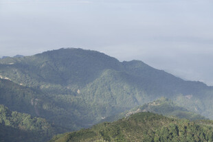 青山连绵的壮阔自然景观