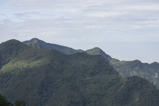 青山巍峨