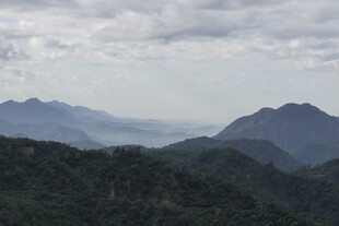 山峦云雾间的自然美景