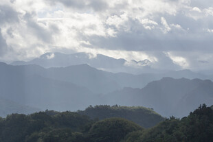 云雾缭绕的山峦美景