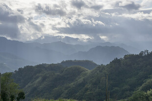 山峦云海间的自然美景