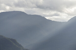 山间云雾中的光束美景