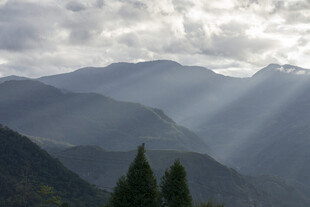 山间云雾中的阳光美景