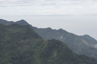 山峦叠翠的壮阔自然景观