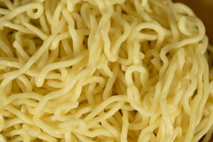 新鲜美味的黄色面条
