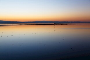 夕阳下平静湖面美丽倒影