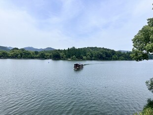 宁静湖畔小船悠然