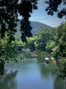 青山绿水间的静谧河道