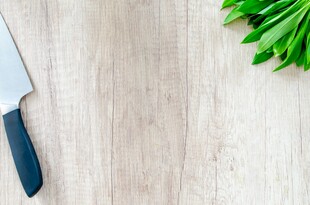 厨房刀具与新鲜蔬菜