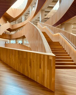 现代木质旋转楼梯建筑空间