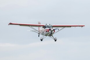 小型飞机空中飞行画面