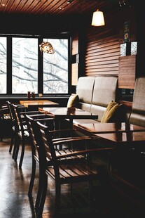 温馨室内餐厅桌椅布置