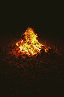 熊熊燃烧的篝火