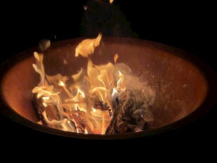 燃烧的火焰在容器中