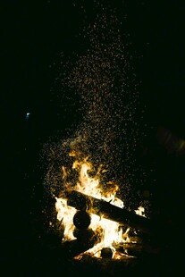 篝火旁的欢乐时刻