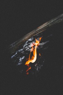 火焰在黑暗中舞动